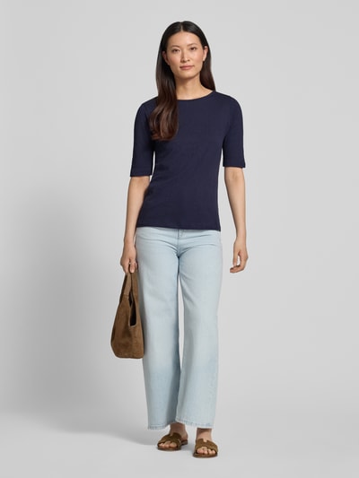 Modelka kobieca ma na sobie damski t-shirt z dekoltem w łódkę od Christian Berg Woman z bawełny, krój regular fit, melanż, długość tyłu w rozmiarze S: 58 cm, pełny widok z przodu.