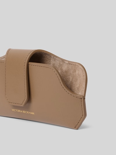 Produktfoto, Sonnenbrillenetui aus Leder von Victoria Beckham in Beige mit Tragehenkel, Überschlag, Label-Detail und Hauptfach, beschichtetes Leder, glatte Oberfläche, neutrale Farbgebung.