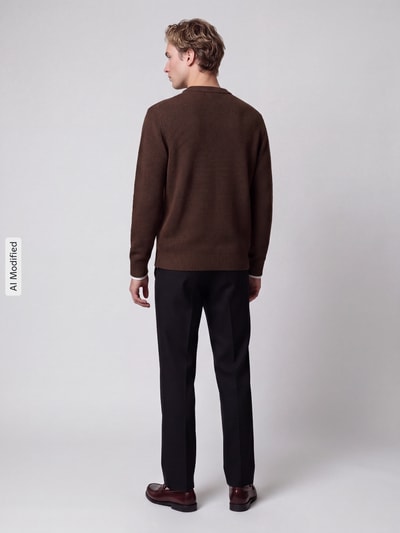 Männermodel trägt Regular Fit Strickpullover aus reiner Baumwolle Modell 'DANE' von Selected, dunkelbraun, schwarze Hose, Ganzkörperansicht Rückansicht, Herren Pullover, KI-modifiziertes Bild