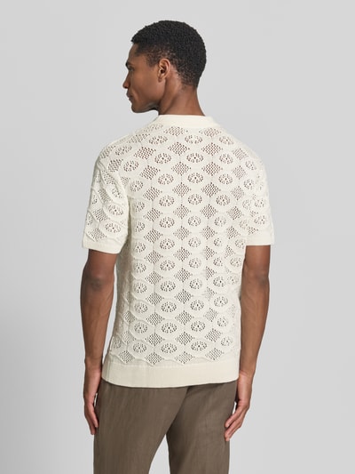 Männermodel trägt Slim Fit Poloshirt in Strick-Optik Modell 'Angvig' von Casual Friday aus Reine Baumwolle, semitransparent, Rückansicht, Rückenlänge 66 cm bei Größe M.