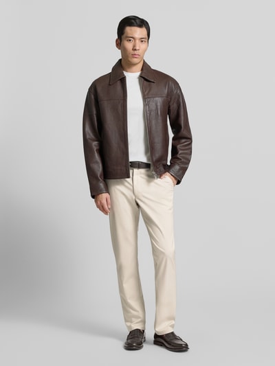 Männermodel trägt Stoffhose mit französischen Eingrifftaschen von Christian Berg Men in Beige, glatte Textur, gerader Schnitt, Ganzkörperansicht von vorne