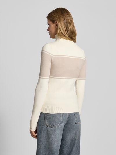 Männermodel trägt Strickpullover mit gerippten Abschlüssen Modell 'Elna' von LeGer by Lena Gercke, kremowy i beżowy, regular fit, widok z tyłu