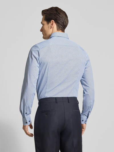 Männermodel trägt Slim Fit Freizeithemd mit Kentkraag van OLYMP Level Five in lichtblauw met patroon, mix van katoen en elastaan, sportmanchet, ruglengte 79 cm, schouderbreedte 44 cm, mouwlengte 68 cm, doorlopende knoopsluiting, langemouwen, heren vrijetijdsoverhemd, geheellichaamsaanzicht achterkant.