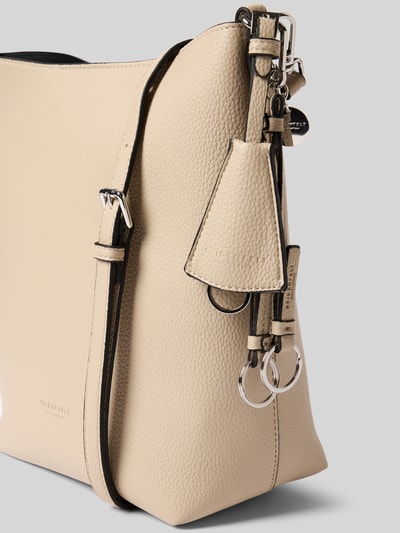 Produktfoto, Hobo Bag mit Logo-Prägung Modell 'LOHJA' von Seidenfelt, beige mit strukturierter Oberfläche, Anhänger mit Logo-Detail, Hauptfach mit Magnetverschluss, verstellbarer Schultergurt, Reißverschlussfach innen, Breite 30 cm, Länge 29 cm, Tiefe 13 cm, Schulterriemen 84 cm