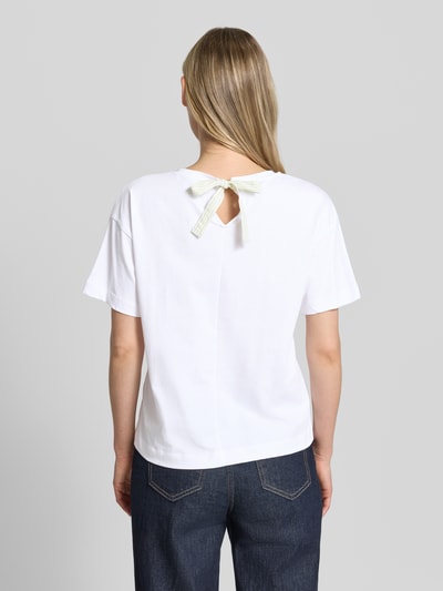 Frauenmodel trägt T-Shirt mit Stitchings und Rundhalsausschnitt von More & More in Weiß, Reine Baumwolle, Regular-Fit, Rückenlänge 50 cm, Ganzkörperansicht Rückansicht.