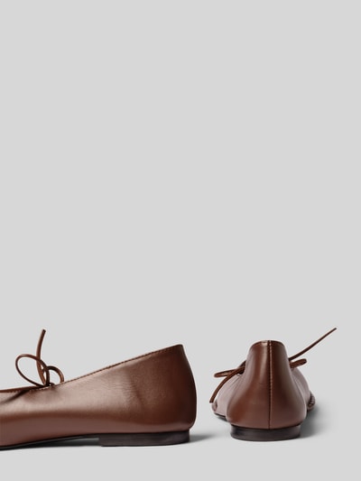 Productfoto, Ballerinas aus Leder mit Schnürung Modell 'Sway' van ALOHAS, gecoat leer, vierkant model, licht gestructureerde zool, maat 40.