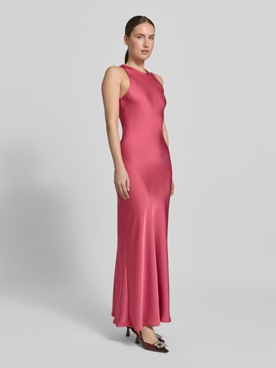 Kobiece model nosi sukienka wieczorowa z satyny o dopasowanym kroju, długa sukienka, okrągły dekolt, model 'Celinie', wycięcie w kształcie łezki z tyłu, długość tyłu 152 cm, szerokość w rozmiarze 36: 36 cm, kolor różowy, Neo Noir, całopostaciowy widok z przodu.