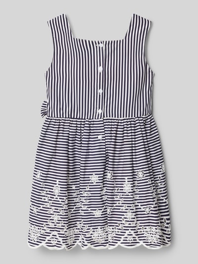 Mädchen trägt Regular Fit Kleid mit floralem Stitching von DANAMADE aus Reine Baumwolle, dunkelblau-weiß gestreift mit Lochmuster, Zierschleife, Ärmelloses-Design, Rückenlänge bei Größe 116: 62 cm, Ganzkörperansicht Rückansicht.