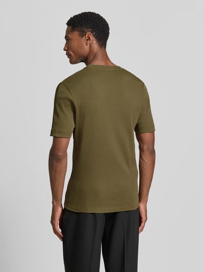 Männermodel trägt Slim Fit Herren T-Shirt mit Rundhalsausschnitt Modell 'ENIL' von Drykorn aus Reine Baumwolle, olivgrün, Feinripp, Rückenlänge bei Größe M 67 cm, Ganzkörperansicht Rückansicht.
