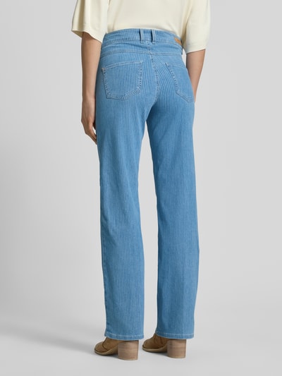 Vrouwenmodel draagt Jeans met Gesäßtaschen Modell 'Lara' van Angels, katoenmix met stretch, straight fit, achterzakken, ganzebody achteraanzicht