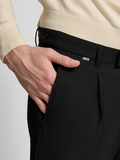 Mężczyzna nosi P&C Special - Exklusiv bei P&C Slim Fit Anzughose Modell 'Salto' von CINQUE, mieszanka bawełny, krój slim fit, szlufki na pasek, zapięcie na haftkę i zamek błyskawiczny, boczne i tylne kieszenie, kanty, szerokość w rozmiarze 50: 38 cm, długość wewnętrzna nogawki 75 cm, zbliżenie na kieszeń z przodu