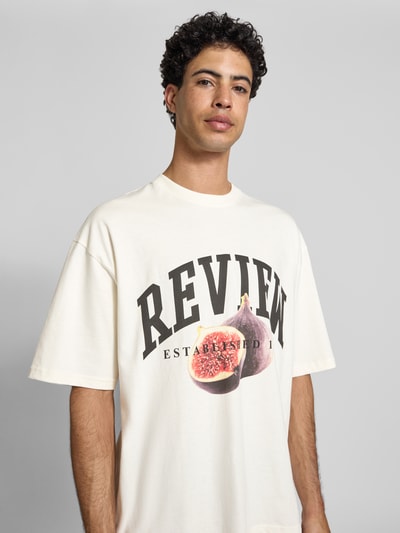 Männermodel trägt Relaxed Fit T-Shirt mit Logo-Print von REVIEW aus reiner Baumwolle, Herren T-Shirt, Halbarm, Rundhalsausschnitt, Nahaufnahme Oberkörper.