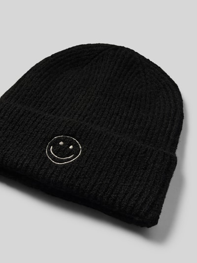 Produktfoto, Beanie met borduursel Model 'MALIKA' van Pieces in effen kleur met brede omslag, grof ribtricot en smiley-applicatie.