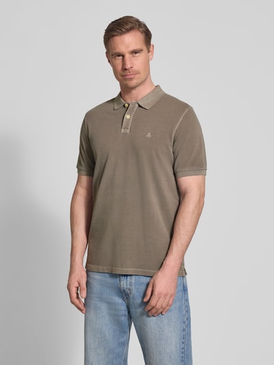 Männermodel trägt Regular Fit Poloshirt aus reiner Baumwolle von Marc O'Polo, Optik: Unifarben, Logo-Stitching, Materialverarbeitung: Piqué, Kurzarm, gerippter Ärmelabschluss, mit Seitenschlitzen, Ganzkörperansicht von vorne.