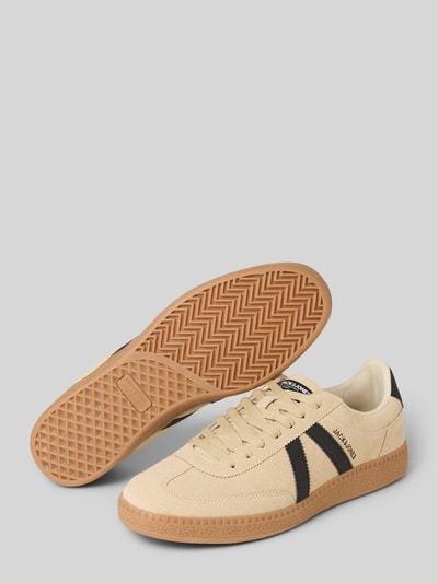 Produktfoto, Sneaker met reliëflogo model 'Kirk' van JACK & JONES voor heren, afgeronde pasvorm, vetersluiting, geprofileerde zool, hakhoogte maat 44: 3 cm, schachthoogte maat 44: 8 cm, schachtbreedte maat 44: 7 cm, beige met zwarte accenten, textuur van glad leer en rubber.