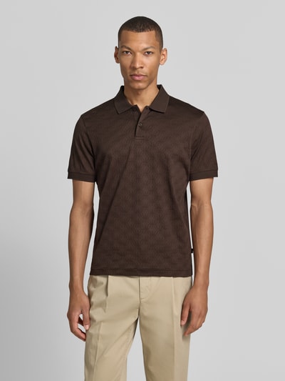 Męski model nosi Modern Fit Poloshirt mit Strukturmuster Modell 'Roberto' od JOOP! Collection, bawełna, krótki rękaw, przód, widok całej sylwetki.