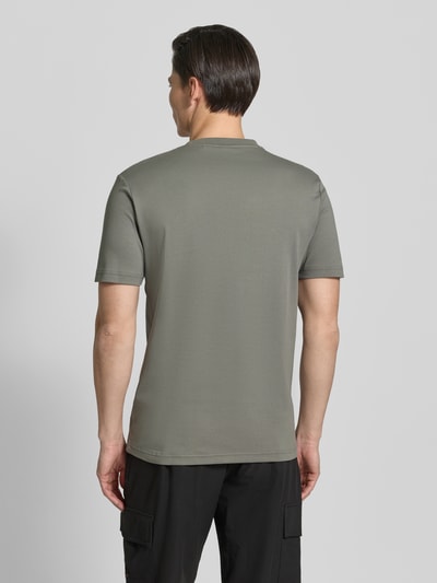 Mannelijk model draagt Regular Fit T-Shirt uit zuivere katoen model 'TE_INTERLOCK' van BOSS Orange in effen look met label stitching, ronde hals, korte mouw, jersey structuur, Ganzkörperansicht Rückansicht.