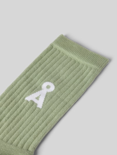 Productfoto, Sokken uit katoenmix model 'SAAMUS BOLD' van Armedangels in effen lichtgroen met ribboord, labeldetail en stretchmateriaal.