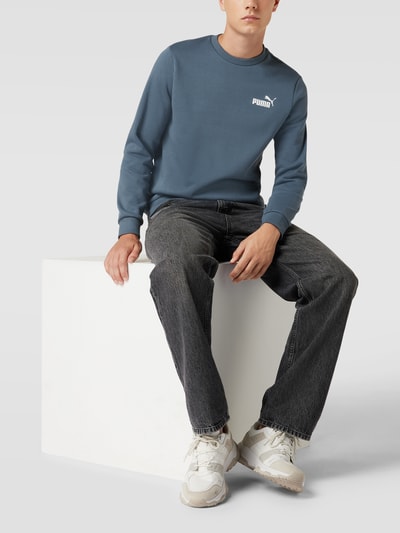 PUMA PERFORMANCE Sweatshirt mit kontrastivem Label-Detail Modell 'Small Logo Crew' Rauchblau 1