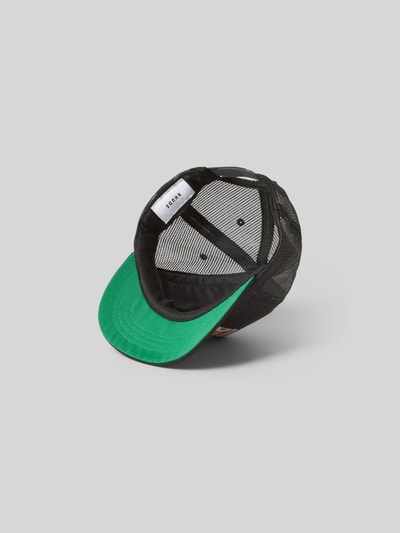 Produktfoto, Trucker Cap mit Label-Print von RHUDE, grüner Schirm, schwarze Mesh-Rückseite, Label-Print, Steppnähte, verstellbarer Riegel