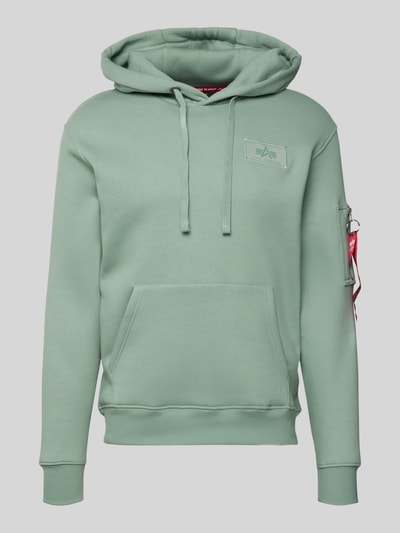 Produktfoto, Hoodie mit Känguru-Tasche von Alpha Industries in Mintgrün aus Baumwoll-Mix, Regular-Fit, Label-Patch, strukturierte Oberfläche.