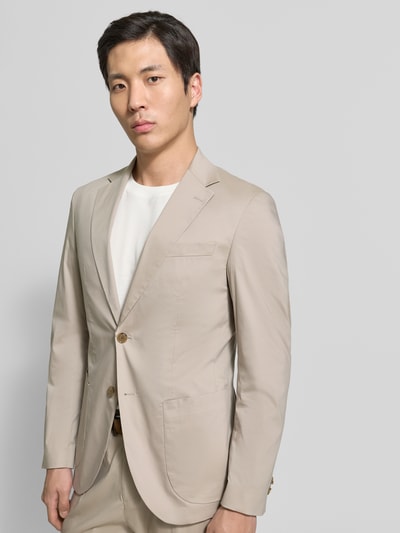 Männermodel trägt Sakko mit Reverskragen Modell 'Dallas' von JOOP! Collection, beige, Baumwoll-Mix, Regular Fit, Nahaufnahme Oberkörper