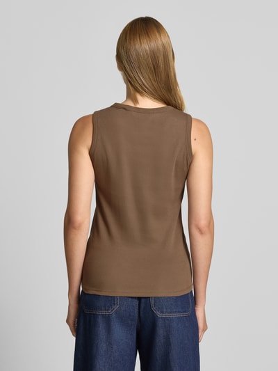 Frauenmodel trägt Tanktop in Ripp-Optik Modell 'Kleanne' von Someday in Braun, Baumwoll-Elasthan-Mix, Slim-Fit, Ganzkörperansicht Rückansicht. Rundhalsausschnitt, Rückenlänge 58 cm bei Größe 36.