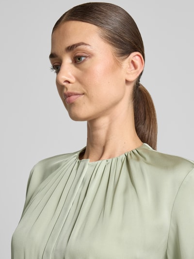 Vrouwenmodel draagt lichtgroene Regular fit blouse met lange mouwen van zijdemix model 'Banorah' van BOSS, Nahaufnahme Oberkörper, Dames Langarmbluse von BOSS