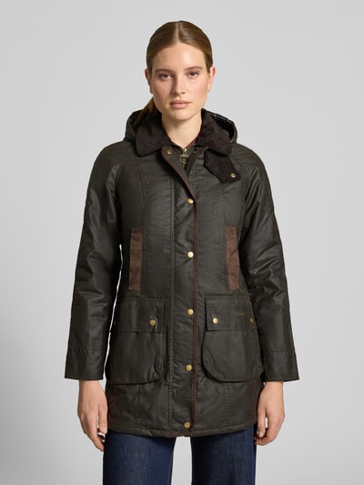 Vrouwenmodel draagt Regular fit functioneel jack van puur katoen van Barbour, donkerbruin met goudkleurige knopen, Dames, vooraanzicht van het hele lichaam.