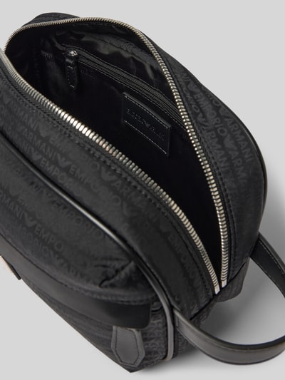 Produktfoto, Kulturbeutel mit Label-Applikation von Emporio Armani in Schwarz, Logo-Print, silberner Reißverschluss, Innenfach, Strukturdetails