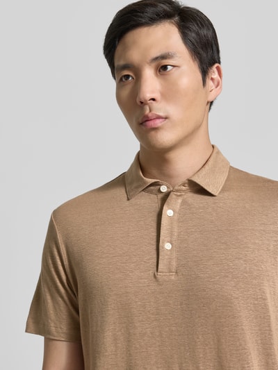 Männermodel trägt Slim Fit Poloshirt aus Leinen-Elasthan-Mix von OLYMP Level Five, Knopfleiste, 1/2-Arm, beige meliert, Nahaufnahme Oberkörper. Rückenlänge bei Größe M: 70 cm.