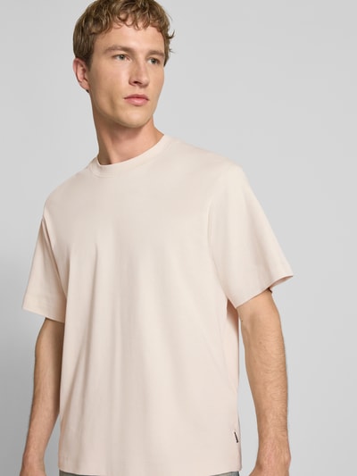 Männermodel trägt T-Shirt mit Rundhalsausschnitt Modell 'EURBAN EDGE' von Jack & Jones in Beige, reine Baumwolle, Modern Fit, Nahaufnahme Oberkörper.