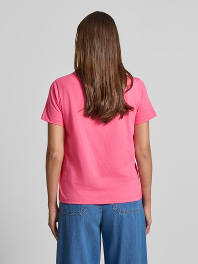 Frauenmodel trägt T-Shirt mit Label-Print von G-Star Raw in Pink, reine Baumwolle, Regular Fit, kurze Ärmel, Ganzkörperansicht Rückansicht