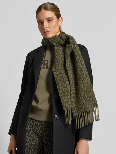 Kobiece modelka nosi szal z frędzlami Model 'Lala Scarf 5' od Lala Berlin, wzór zwierzęcy na całej powierzchni, matowy, imitacja dzianiny, kształt prostokątny, aplikacja: frędzle, wykończenie materiału: dzianina, materiał: bawełna, widok całej sylwetki z przodu.
