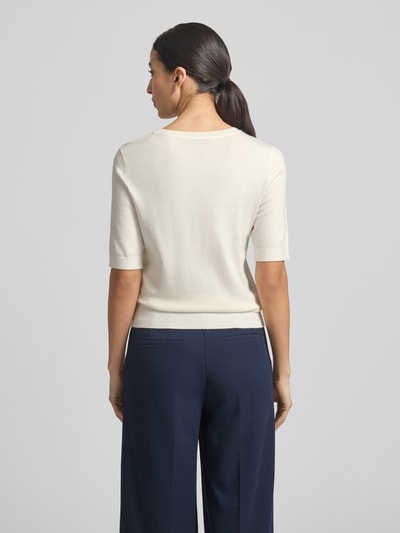 Vrouwenmodel draagt gebreid shirt uit viscosemix met ronde hals van Betty Barclay, regular fit, 1/2-mouwen, ruglengte 58 cm, maat 36, rugaanzicht.