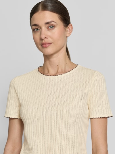 Frauenmodel trägt Strickshirt mit Rundhalsausschnitt von Jake*s Collection in Creme, Reine Baumwolle, Gerader-Schnitt, Semitransparente-Optik, Nahaufnahme Oberkörper.