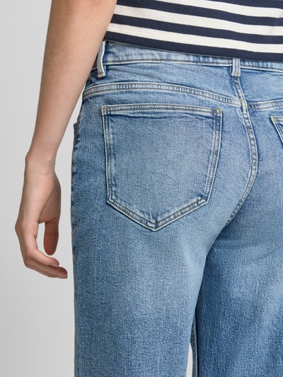 Frauenmodel trägt Straight Fit Jeans aus Baumwoll-Mix von Jake*s Casual, mittleres Blau, melierte Textur, Detailaufnahme Rückansicht.
