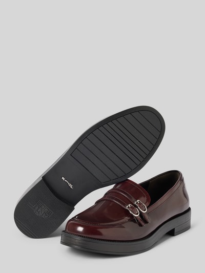 Produktfoto, Loafer mit Dornschließe-Detail von Tamaris in glänzendem Dunkelrot mit schwarzer Sohle, Damen Loafer von Tamaris