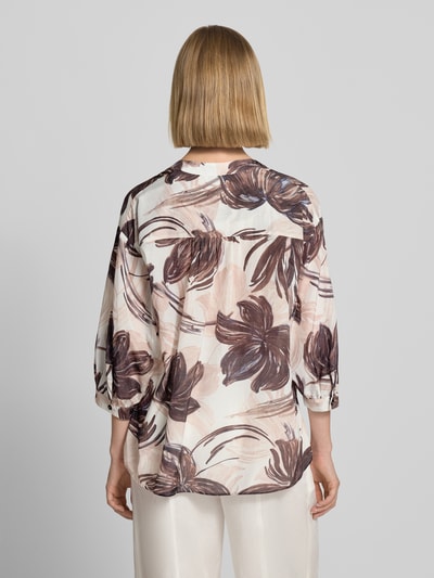 Vrouwenmodel draagt Relaxed Fit Bluse aus Viskose-Mix mit floralem Allover-Print van MORE, mix van viscose en katoen, 3/4-mouw, ruglengte bij maat 36: 65 cm, mouwlengte bij maat 36: 37 cm, all-over bloemenmotief, rugaanzicht