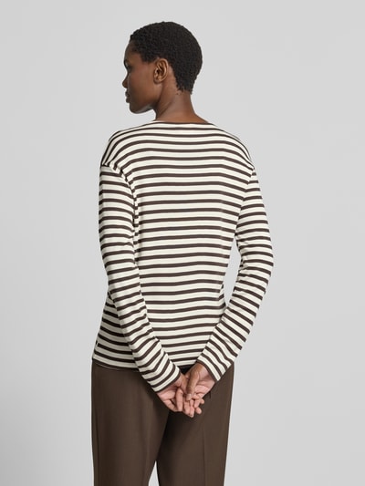 Frauenmodel trägt Longsleeve im Allover-Look mit Rundhalsausschnitt von Closed, Baumwoll-Modal-Mix, Relaxed Fit, Rückansicht Ganzkörperansicht.