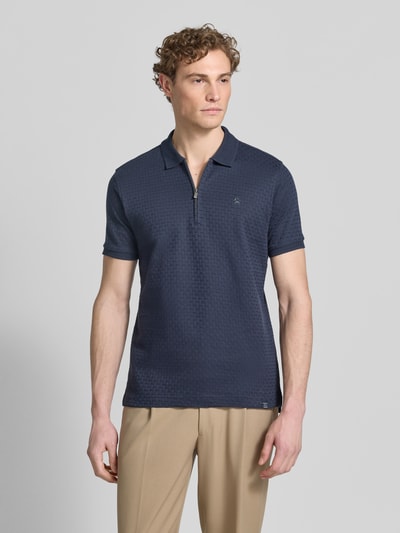 Männermodel trägt Regular Fit Poloshirt mit kurzem Reißverschluss von Lerros in Dunkelblau mit Strukturmuster aus Reine Baumwolle, Ganzkörperansicht von vorne.