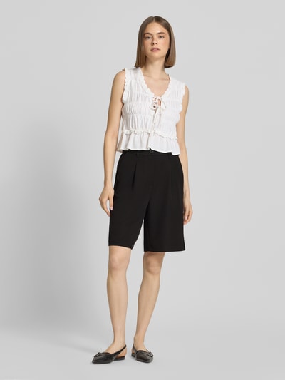 Frauenmodel trägt Regular Fit Chinoshorts mit Viskose-Anteil Modell 'KAMIL' von Pieces, Optik: Unifarben, Materialverarbeitung: Twill, Ganzkörperansicht von vorne.