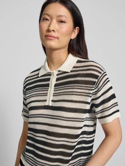 Frauenmodel trägt Regular Fit T-Shirt in Strick-Optik von Comma, Reine Baumwolle, Polokragen, Kurzärmelig, Streifenmuster, Nahaufnahme Oberkörper.