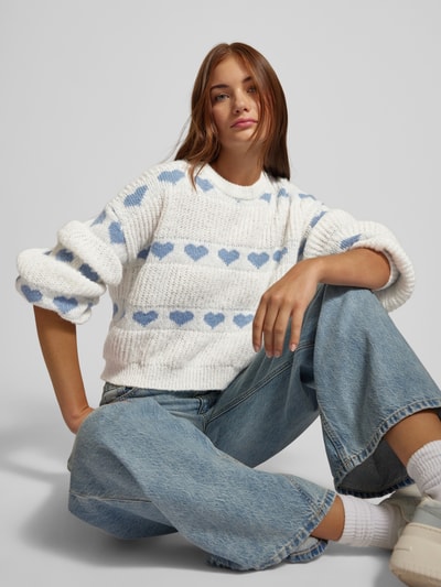 Pieces Sweter z dzianiny o kroju regular fit z wzorem dzianinowym w kształcie serca model ‘NOVE’ Błękitny 3