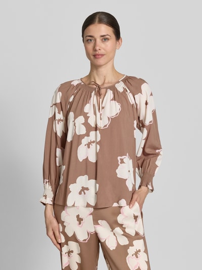 Modelka nosi Loose Fit Blusenshirt aus reiner Viskose von s.Oliver BLACK LABEL, brązowy z białym i różowym kwiatowym wzorem, 3/4 rękaw, wiązanie, czysta wiskoza, widok całej sylwetki z przodu