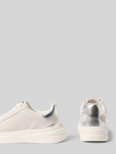 Produktfoto, Sneaker mit Perlen Modell 'ELBINA12' von Guess, Weiß mit silbernen Details, Abgerundete-Spitze, Schnürung, Logo, Absatzhöhe 5 cm, Schafthöhe 6 cm, Schaftweite 9 cm, Perlen-Décor