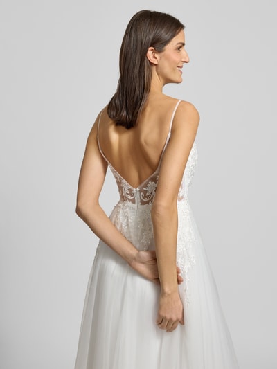 Frauenmodel trägt Brautkleid mit Details aus Spitze von LUXUAR FASHION, unifarbenes Design, tailliert, Ziersteinbesatz, Rückenansicht, Nahaufnahme Oberkörper.
