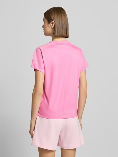 Frauenmodel trägt pinkes T-Shirt mit Logo und Rundhalsausschnitt von adidas Sportswear aus reiner Baumwolle, Regular-Fit, Rückenlänge 57 cm, Ganzkörperansicht Rückansicht.