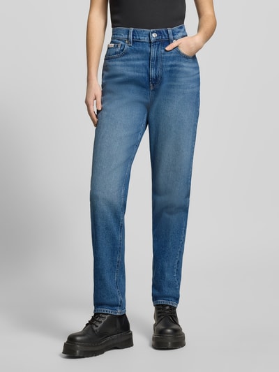 Modelka nosi Straight Fit Jeans mit Logo-Patch Modell 'Mom' od Calvin Klein Jeans, klasyczny niebieski, 5-kieszeniowy design, szerokość w rozmiarze 27/32: 36 cm, długość wewnętrzna nogawki: 75 cm, widok całej sylwetki z przodu.
