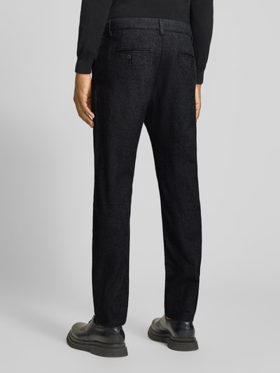 Männermodel trägt schwarze slim fit chino aus katoenmix, Produktname Slim Fit Chino aus Baumwoll-Mix Model 'MILES' van Selected, Heren chino, Ganzkörperansicht Rückansicht